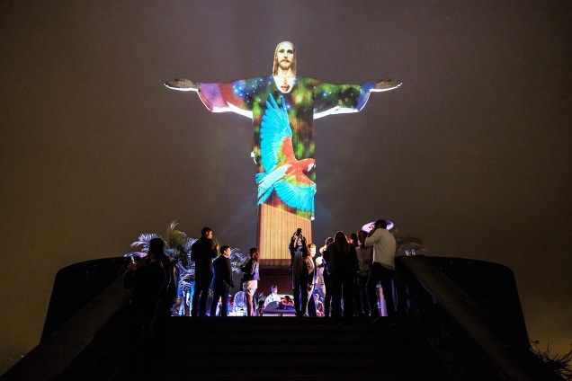 Estátua do Cristo Redentor ganha iluminação especial para Rio 2016