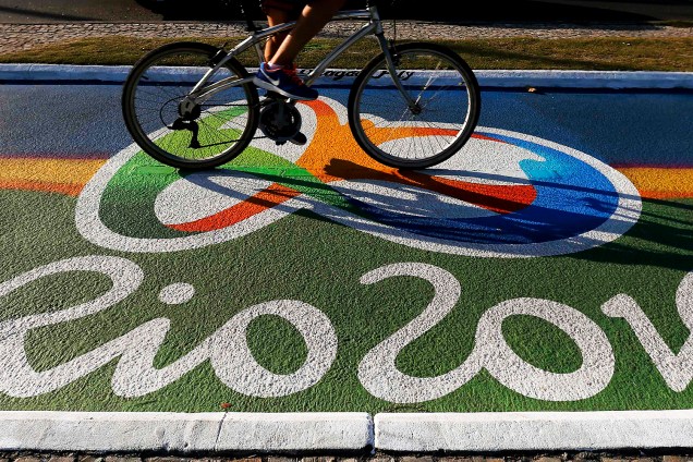 Uma mulher passa com sua bicicleta em uma ciclovia recém-pintada à frente dos Jogos Olímpicos Rio 2016, no Rio de Janeiro