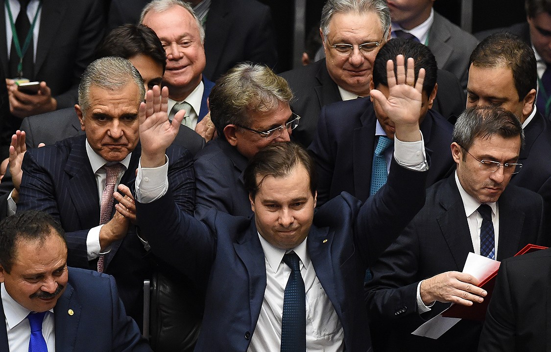Rodrigo Maia derrota Rogério Rosso e assume a presidência da Câmara