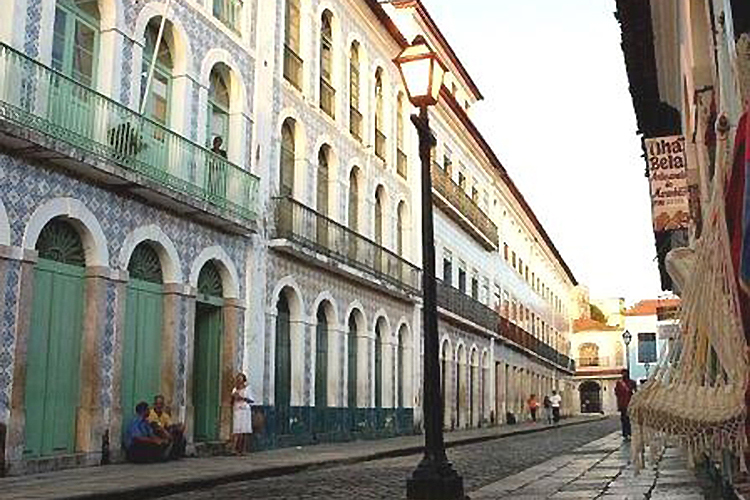 O centro histórico de São Luis do Maranhão, foi fundada pelos franceses e ocupada pelos holandeses antes do domínio português – data do final do século XVII e preservou completamente o planejamento original, com ruas organizadas de maneira retangular. Reconhecido como Patrimônio Mundial da Humanidade pela UNESCO, em 1997