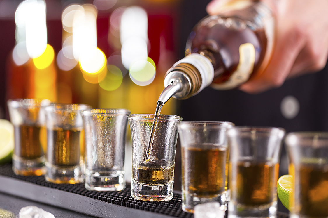 O consumo dirio de bebidas alcolicas pode tirar at cinco anos de vida |  VEJA