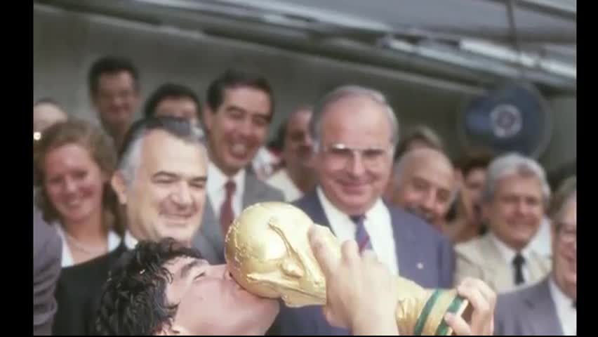 História de uma foto: Maradona beija a taça na Copa de 86