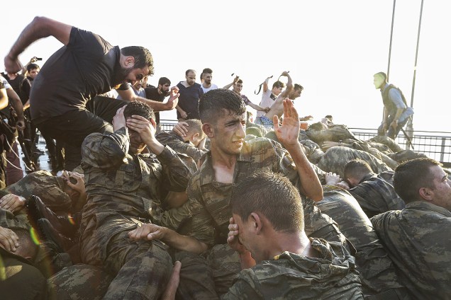 Soldados turcos rendidos são agredidos por civis contra tentativa de golpe militar