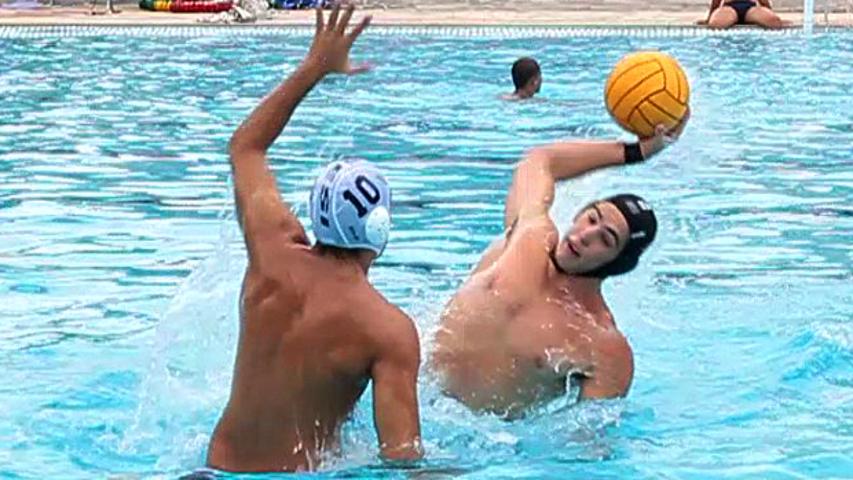 Revelação do polo aquático ensina arremesso