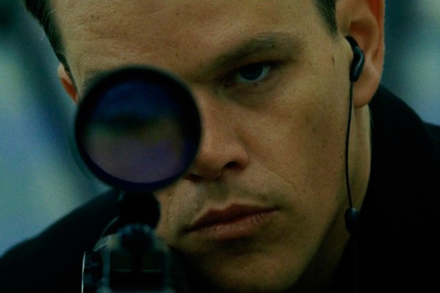 Jason Bourne (Matt Damon) no segundo filme da franquia, 'Supremacia Bourne' (2004), o primeiro dirigido pelo inglês Paul Greengrass. Aqui, o agente secreto, ainda redescobrindo quem é -- ou quem se tornou, graças à nebulosa operação Treadstone, da CIA -- é encontrado vivendo anonimamente com a namorada, Marie (Franka Potente), em uma vila na Europa, e se vê obrigado a fugir e enfrentar velhos inimigos.