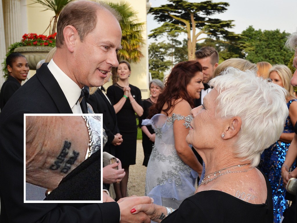 Tatuagem 'Carpe Diem' no pulso direito da atriz Judi Dench