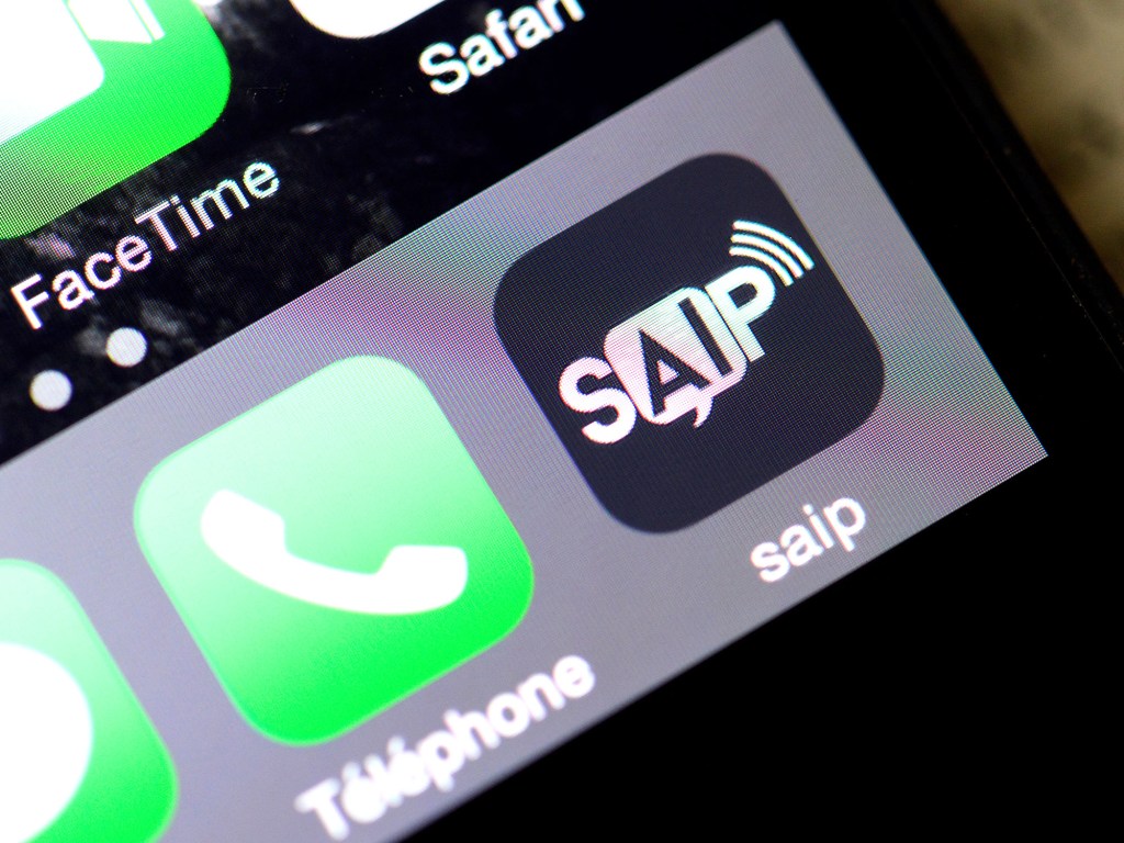 Smartphone com o logo da SAIP, aplicativo lançado pelo governo francês para alertar sobre possíveis ataques terroristas