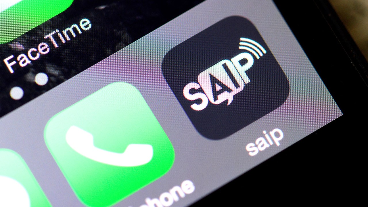 Smartphone com o logo da SAIP, aplicativo lançado pelo governo francês para alertar sobre possíveis ataques terroristas