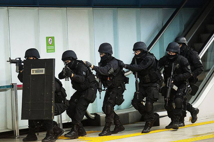 Polícia do Rio de Janeiro realiza treinamento de segurança em uma estação de metrô, em preparação aos grandes eventos como a Copa das Confederações e a Jornada Mundial da Juventude