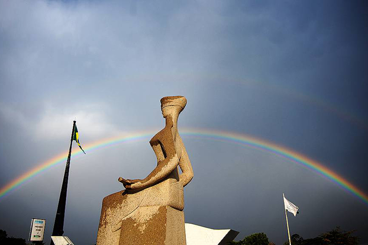 Um arco-íris é visto a partir da estátua da Justiça no Supremo Tribunal Federal, onde foi retomado nesta terça-feira o julgamento do mensalão