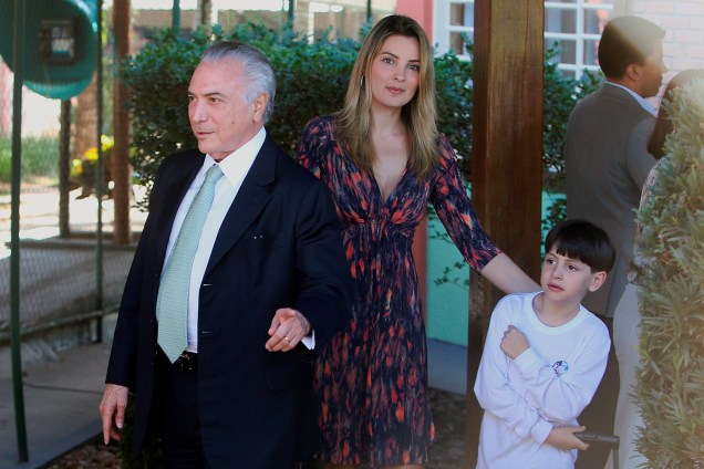 O presidente interino Michel Temer e sua esposa Marcela Temer vão buscar o filho Michel na escola das nações, no Lago Sul em Brasília (DF)
