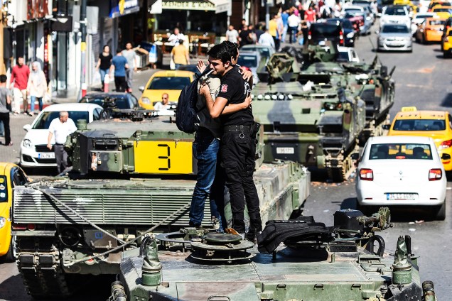 População turca comemora prisão de militares após tentativa de golpe - 16/07/2016