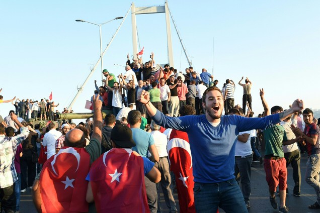 População turca comemora na ponte do Bósforo prisão de militares após tentativa de golpe - 16/07/2016