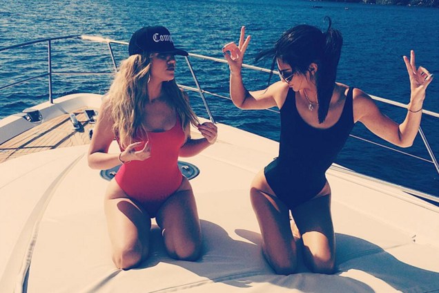 Khloe Kardashian e Kendall Jenner exibem seu thighbrow em foto postada no Instagram.