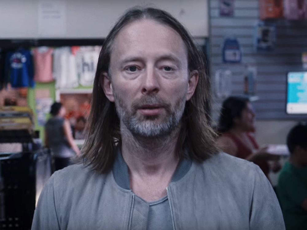 Thom Yorke, do Radiohead, no clipe 'Daydreaming'
