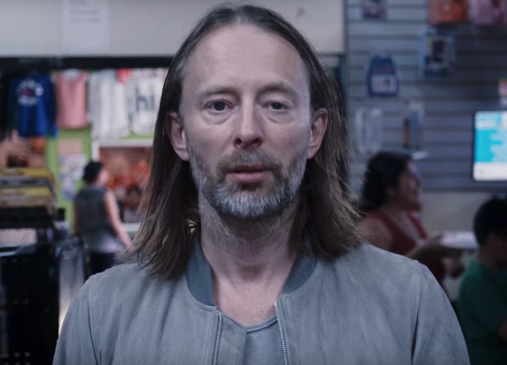 Thom Yorke, do Radiohead, no clipe 'Daydreaming'