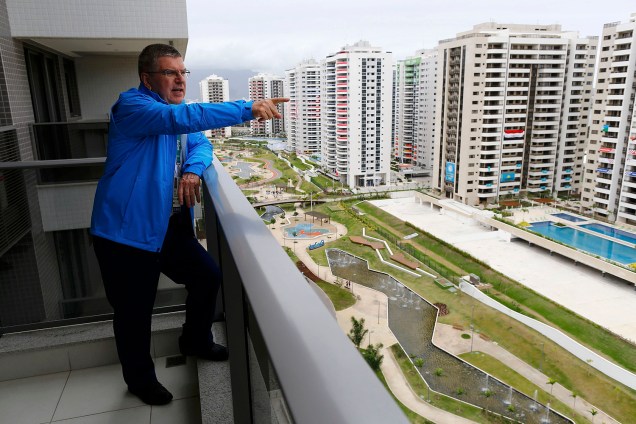 O presidente do Comitê Olímpico Internacional (COI), o alemão Thomas Bach, observa a vista da varanda de seu apartamento após se mudar para a Vila Olímpica, no Rio de Janeiro