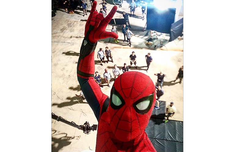 Tom Holland faz selfie nos bastidores do novo filme do Homem-Aranha