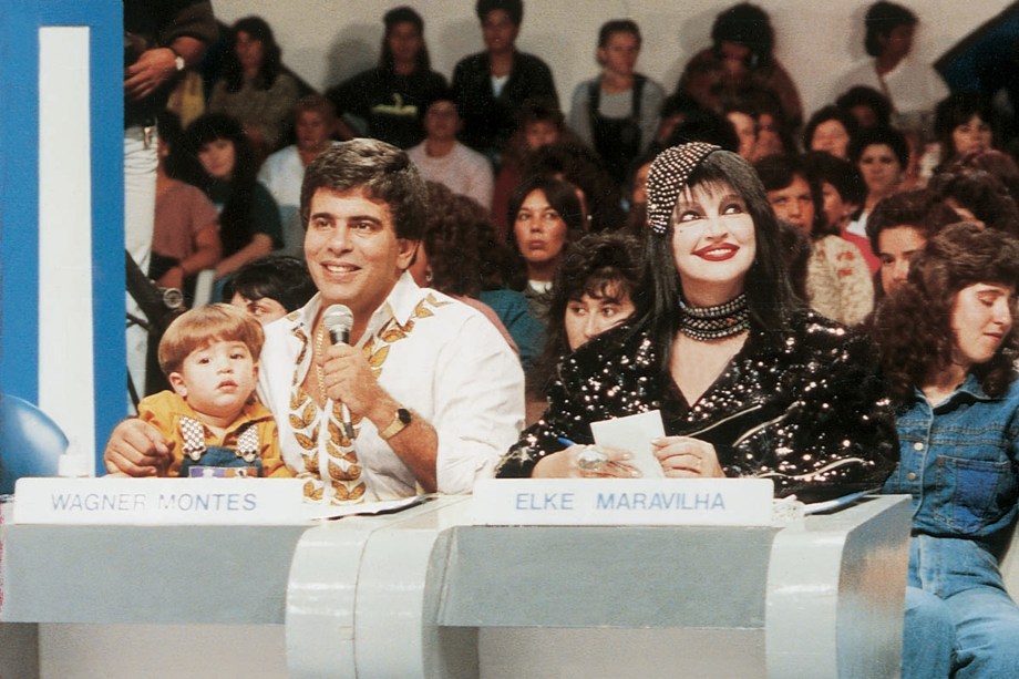 Wagner Montes e Elke Maravilha como jurados no programa 'Show de Calouros', do SBT em 1994