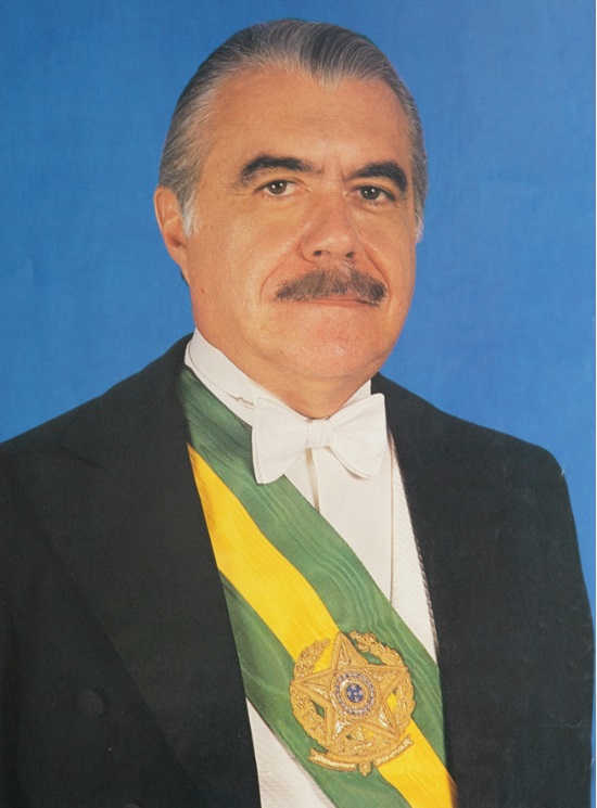 O  ex-presidente José Sarney posa com a faixa presidencial para o retrato oficial.