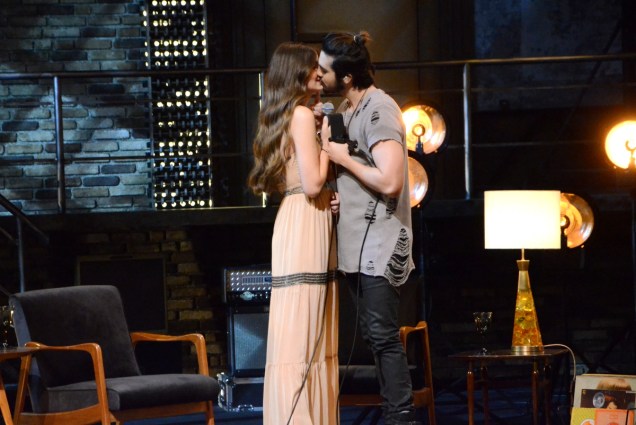 Luan Santana beija Camila Queiroz em gravação de DVD em Paulínia