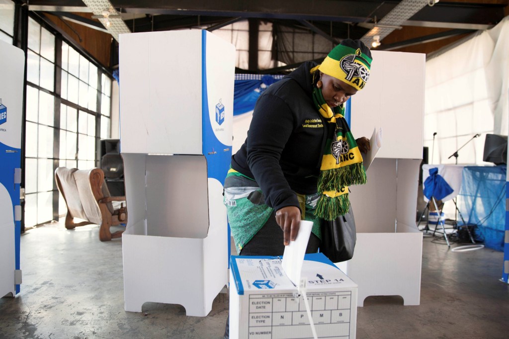 Mulher vota nas eleições locais da África do Sul, em Johanesburgo - 03/08/2016