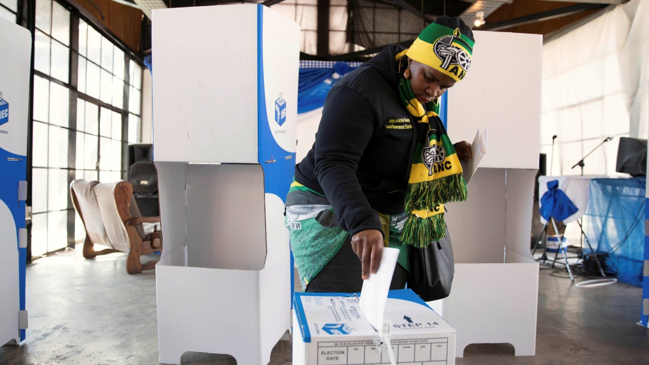 Mulher vota nas eleições locais da África do Sul, em Johanesburgo - 03/08/2016