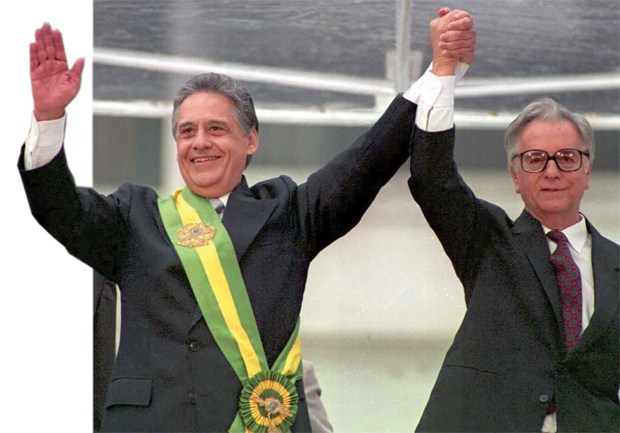 Fernando Henrique Cardoso toma posse com a tradicional faixa presidencial