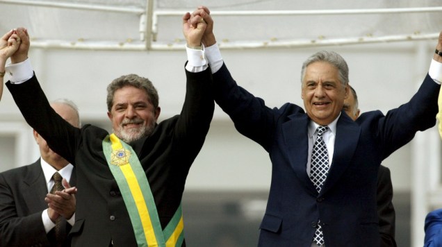 Em 2003, depois de receber a faixa presidencial de Fernando Henrique, Lula solicitou a confecção de uma nova faixa presidencial