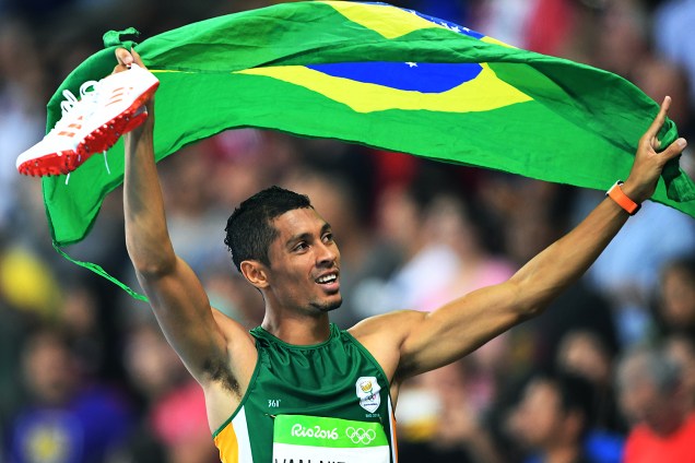 O sul-africano Wayde van Niekerk estabeleceu o novo recorde mundial na prova dos 400m com o tempo de 43s03