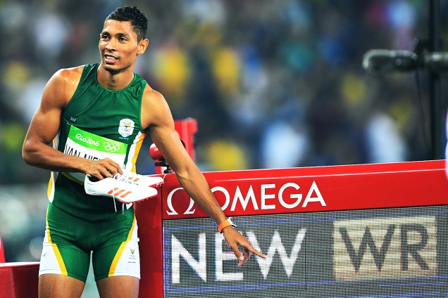 O sul-africano Wayde van Niekerk estabeleceu o novo recorde mundial na prova dos 400m com o tempo de 43s03