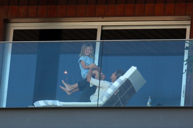 Gisele Bündchen é vista brincando com a filha na sacada do hotel Fasano, em São Paulo