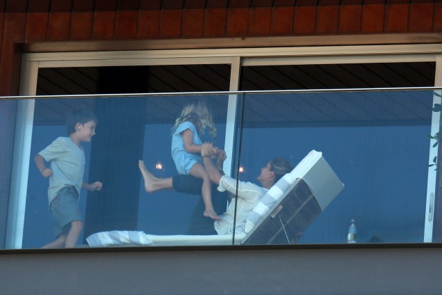 Gisele Bündchen é vista brincando com os filhos na sacada do hotel Fasano, em São Paulo