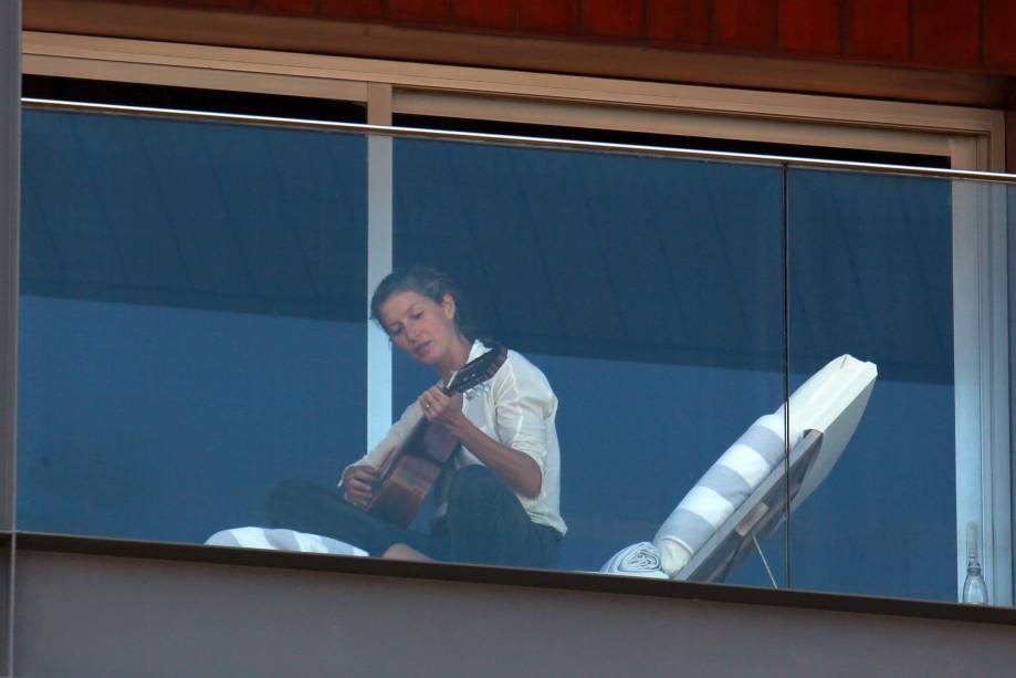 Gisele Bündchen é fotografada tocando violão na sacada do hotel Fasano em São Paulo