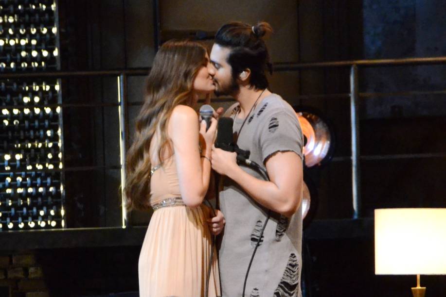Luan Santana beija Camila Queiroz em gravação de DVD em Paulínia