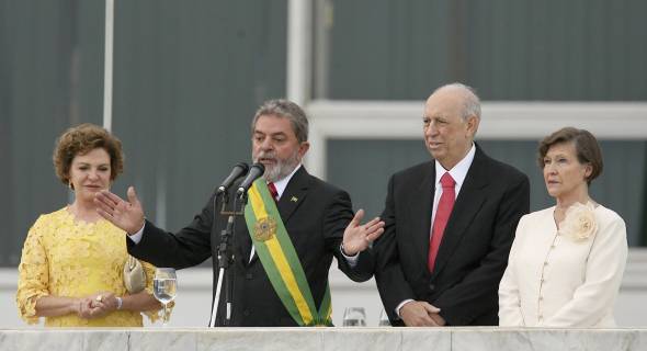 Na posse de seu segundo mandato, Lula ainda usou a faixa presidencial antiga