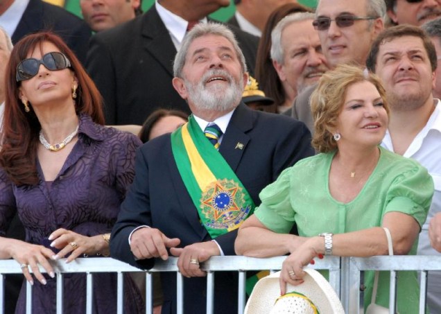 Lula usa a nova faixa presidencial no desfile de 7 de setembro de 2008. A faixa viria a ser extraviada no Palácio do Planalto anos depois