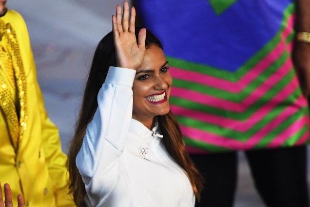 Mulher acena para a multidão durante abertura da Olimpíada no estádio do Maracanã, Rio de Janeiro