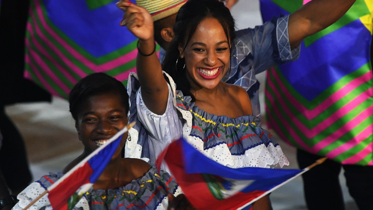 Mulheres sorries e acenam para fotógrafos durante a abertura dos Jogos Olímpicos no estádio do Maracanã, Rio de Janeiro