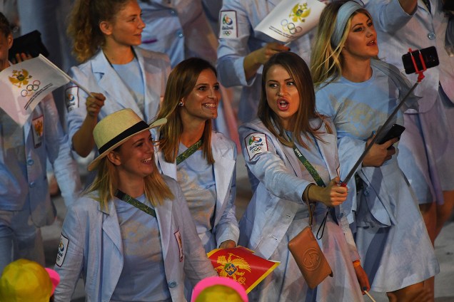 Garotas tiram selfie para registrar participação na cerimônia de abertura dos Jogos Olímpicos 2016