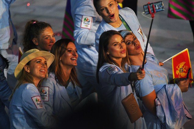 Garotas tiram selfie para registrar participação na cerimônia de abertura dos Jogos Olímpicos 2016