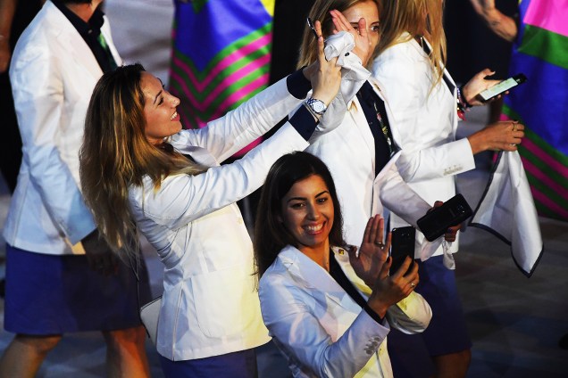 Mulheres tiram selfies para registrar participação na abertura da Olimpíada, no estádio do Maracanã