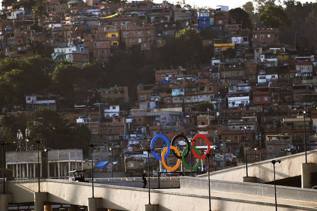 Vista do Estádio do Maracanã para a comunidade da Mangueira, no Rio