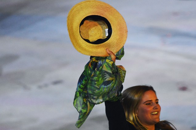 Brasileiras dançam durante abertura dos Jogos Olímpicos no Rio de Janeiro