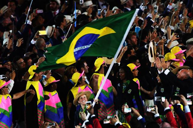 Delegação brasileira é a última a entrar no Maracanã, durante cerimônia de abertura dos Jogos Olímpicos Rio 2016