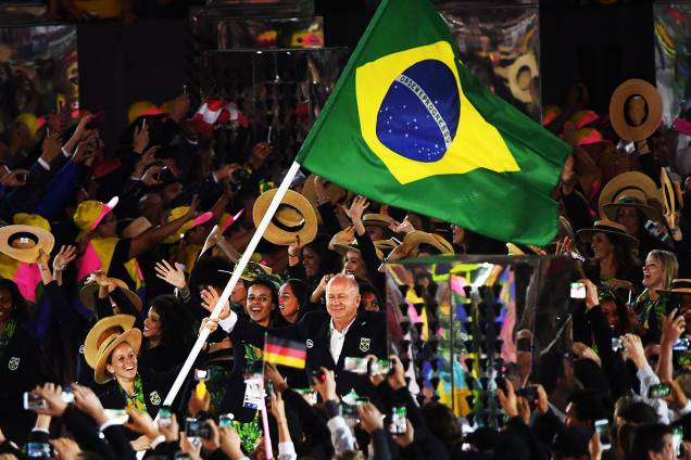 Delegação brasileira é a última a entrar no Maracanã, durante cerimônia de abertura dos Jogos Olímpicos Rio 2016