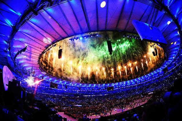 Fogos de artifício explodem durante a cerimônia de abertura dos Jogos Olímpicos Rio 2016, no estádio do Maracanã