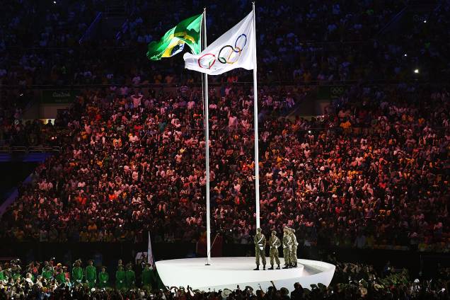 Bandeira olímpica é hasteada durante a cerimônia de abertura dos Jogos Olímpicos Rio 2016, no estádio do Maracanã