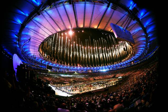 Fogos de artifício explodem durante a cerimônia de abertura dos Jogos Olímpicos Rio 2016, no estádio do Maracanã