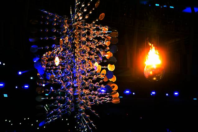 A pira olímpica é erguida durante a cerimônia de abertura dos Jogos Olímpicos Rio 2016, no estádio do Maracanã